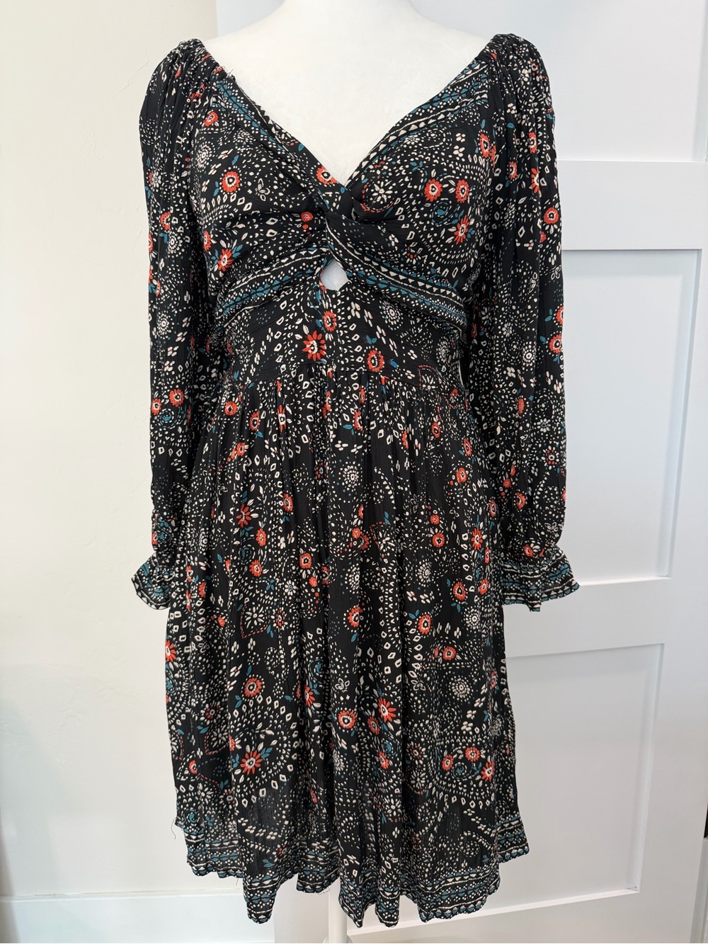 Angie Keyhole Cutout Black Floral Twist-Front Long Sleeve Boho Dress Size Large